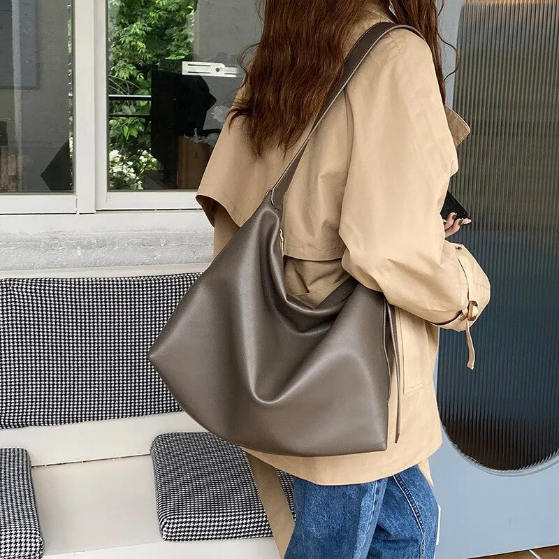 Bolsa feminina grande modelo Julia na cor cinza com alça ajustável


