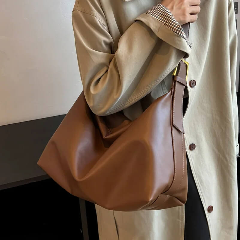 Bolsa feminina grande modelo Julia na cor marrom com alça ajustável