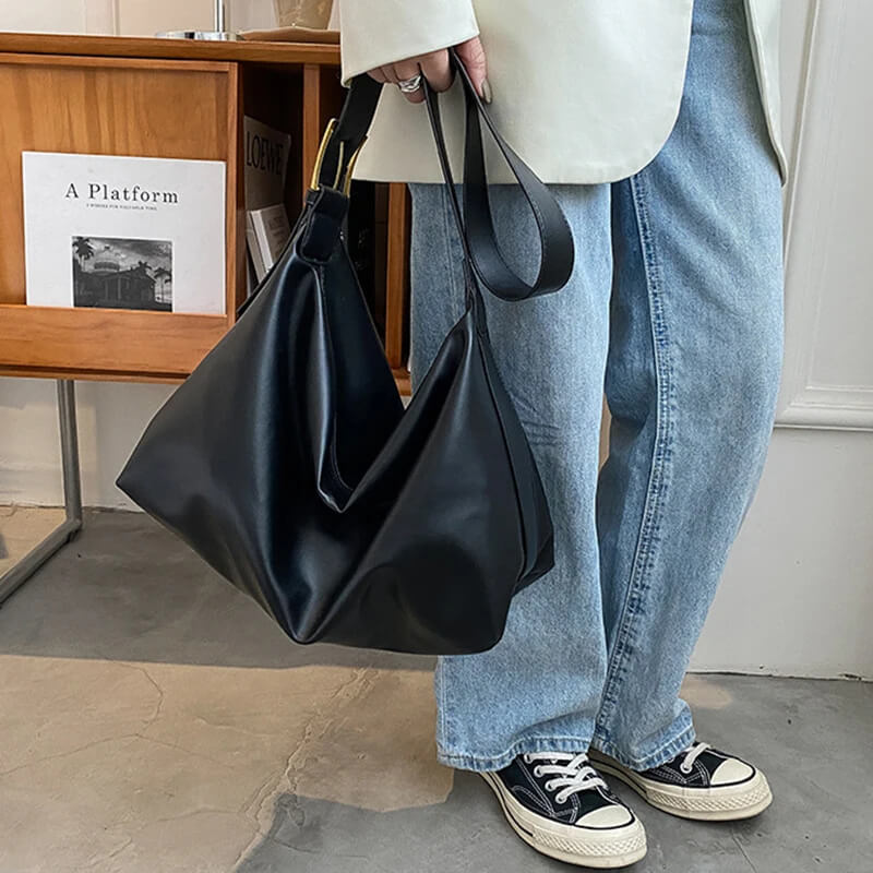 Bolsa feminina grande modelo Julia na cor preta com alça ajustável